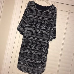 Black and white quarter sleeve shift dress